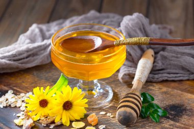 Arı balı kavanozda, çiçekli, eski arka planda..