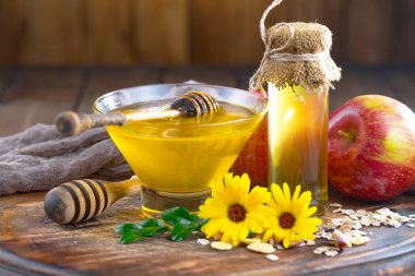 Arı balı kavanozda, çiçekli, eski arka planda..