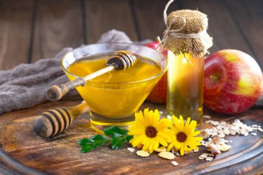 Arı balı kavanozda, çiçekli, eski arka planda..