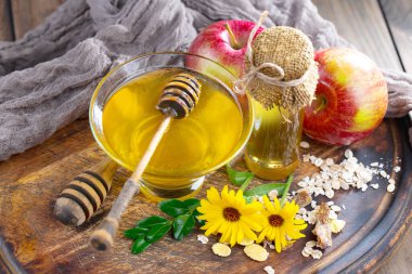 Arı balı kavanozda, çiçekli, eski arka planda..