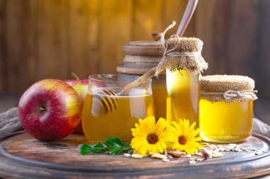 Arı balı kavanozda, çiçekli, eski arka planda..