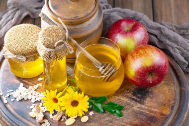 Arı balı kavanozda, çiçekli, eski arka planda..