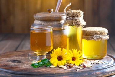 Arı balı kavanozda, çiçekli, eski arka planda..