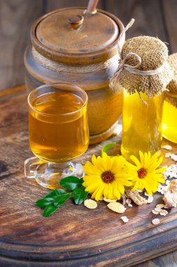 Arı balı kavanozda, çiçekli, eski arka planda..