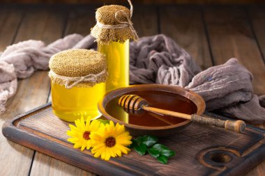 Arı balı kavanozda, çiçekli, eski arka planda..