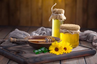 Arı balı kavanozda, çiçekli, eski arka planda..