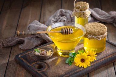 Arı balı kavanozda, çiçekli, eski arka planda..