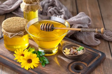 Arı balı kavanozda, çiçekli, eski arka planda..