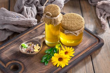 Arı balı kavanozda, çiçekli, eski arka planda..