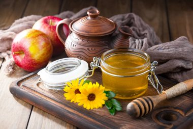 Arı balı kavanozda, çiçekli, eski arka planda..