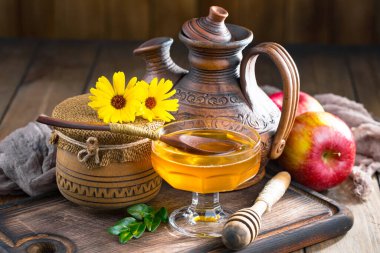 Arı balı kavanozda, çiçekli, eski arka planda..