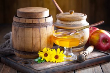 Arı balı kavanozda, çiçekli, eski arka planda..