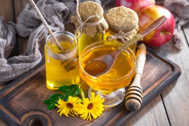 Arı balı kavanozda, çiçekli, eski arka planda..