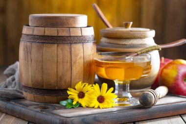 Arı balı kavanozda, çiçekli, eski arka planda..