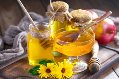 Arı balı kavanozda, çiçekli, eski arka planda..