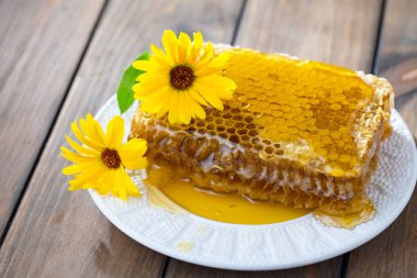 Arı balı kavanozda, çiçekli, eski arka planda..