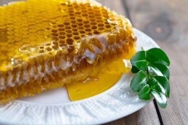 Arı balı kavanozda, çiçekli, eski arka planda..