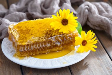 Arı balı kavanozda, çiçekli, eski arka planda..