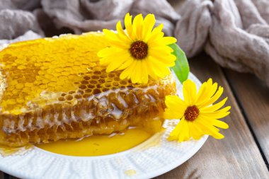 Arı balı kavanozda, çiçekli, eski arka planda..