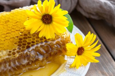 Arı balı kavanozda, çiçekli, eski arka planda..