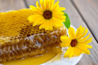 Arı balı kavanozda, çiçekli, eski arka planda..
