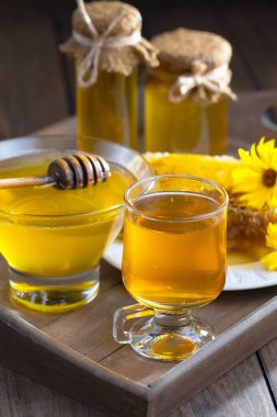 Arı balı kavanozda, çiçekli, eski arka planda..