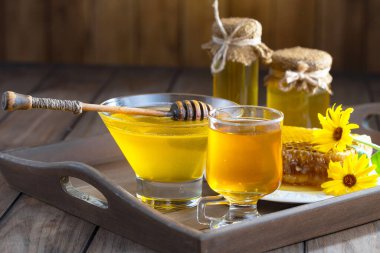 Arı balı kavanozda, çiçekli, eski arka planda..