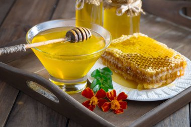 Arı balı kavanozda, çiçekli, eski arka planda..