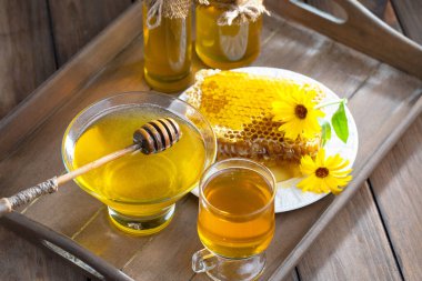 Arı balı kavanozda, çiçekli, eski arka planda..