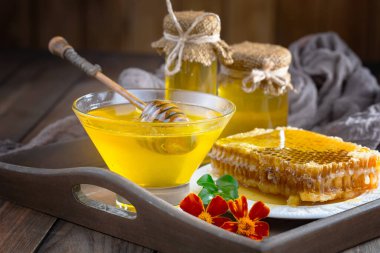 Arı balı kavanozda, çiçekli, eski arka planda..