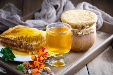 Arı balı kavanozda, çiçekli, eski arka planda..