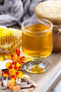 Arı balı kavanozda, çiçekli, eski arka planda..