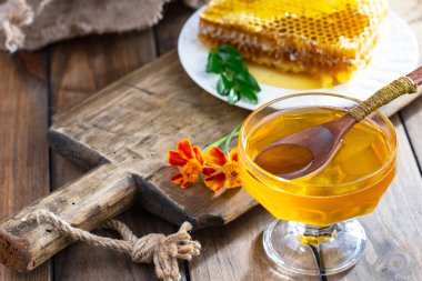 Arı balı kavanozda, çiçekli, eski arka planda..