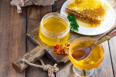 Arı balı kavanozda, çiçekli, eski arka planda..