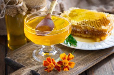 Arı balı kavanozda, çiçekli, eski arka planda..