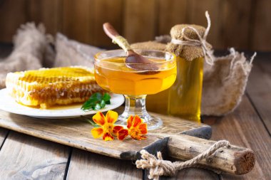 Arı balı kavanozda, çiçekli, eski arka planda..