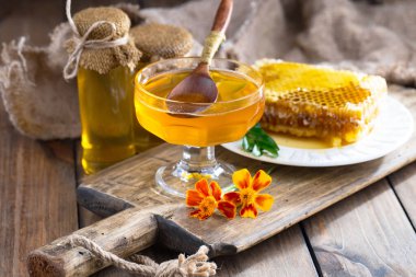 Arı balı kavanozda, çiçekli, eski arka planda..