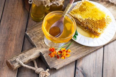 Arı balı kavanozda, çiçekli, eski arka planda..