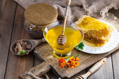 Arı balı kavanozda, çiçekli, eski arka planda..