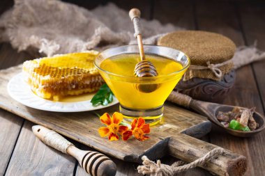 Arı balı kavanozda, çiçekli, eski arka planda..