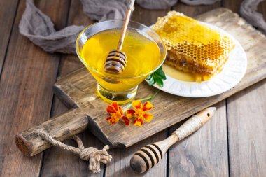 Arı balı kavanozda, çiçekli, eski arka planda..