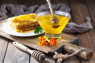 Arı balı kavanozda, çiçekli, eski arka planda..