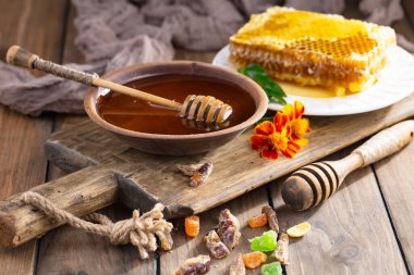 Arı balı kavanozda, çiçekli, eski arka planda..