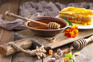 Arı balı kavanozda, çiçekli, eski arka planda..