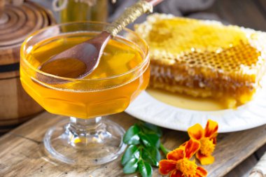 Arı balı kavanozda, çiçekli, eski arka planda..