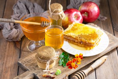 Arı balı kavanozda, çiçekli, eski arka planda..