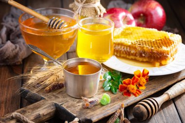 Arı balı kavanozda, çiçekli, eski arka planda..