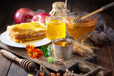 Arı balı kavanozda, çiçekli, eski arka planda..