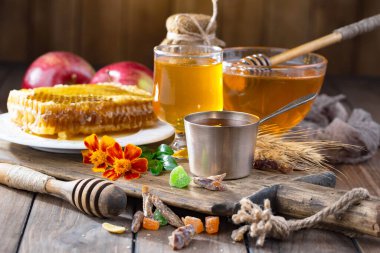 Arı balı kavanozda, çiçekli, eski arka planda..