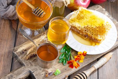 Arı balı kavanozda, çiçekli, eski arka planda..